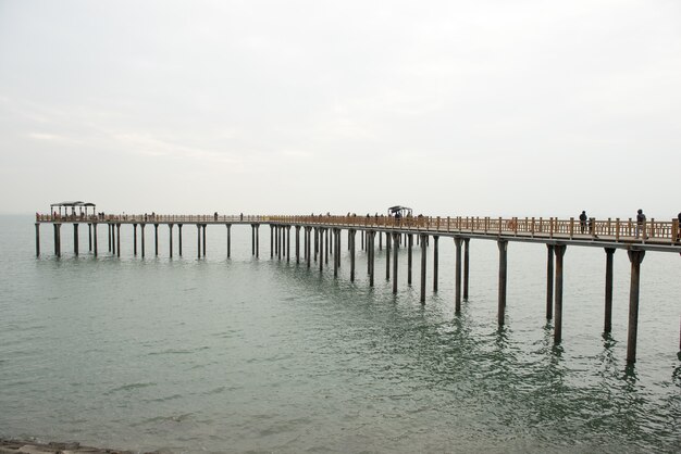 Vieux pont au-dessus de la mer dans le port de Gungpyeong