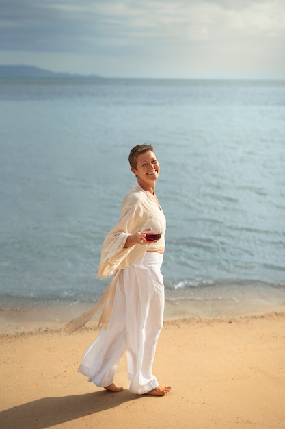 Photo gratuite les vieux s'amusent à la plage