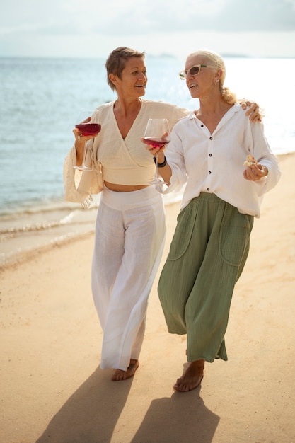 Photo gratuite les vieux s'amusent à la plage