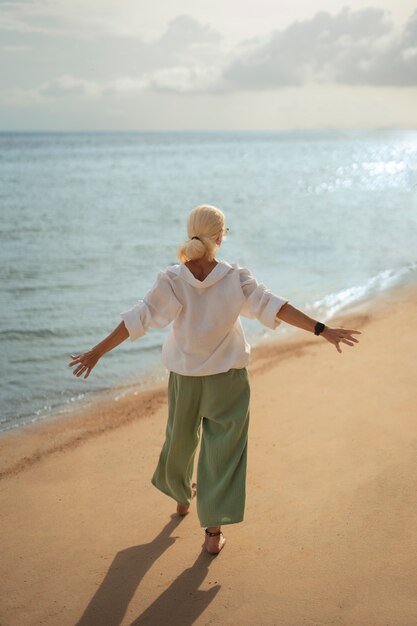 Les vieux s'amusent à la plage