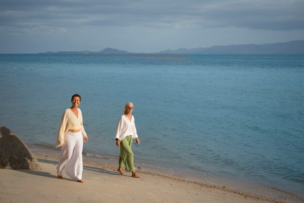 Photo gratuite les vieux s'amusent à la plage