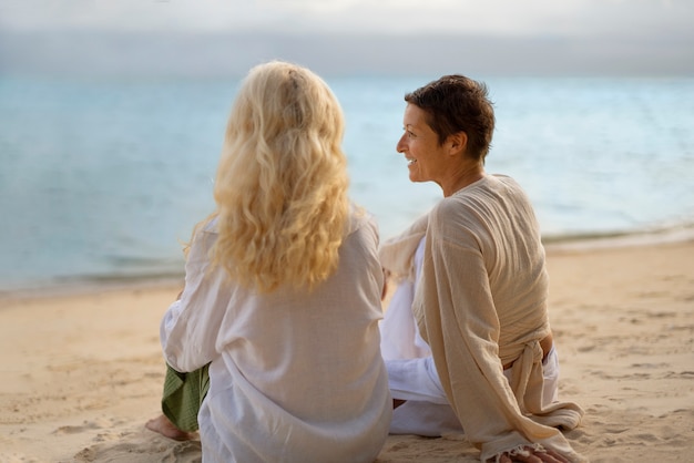 Les vieux s'amusent à la plage