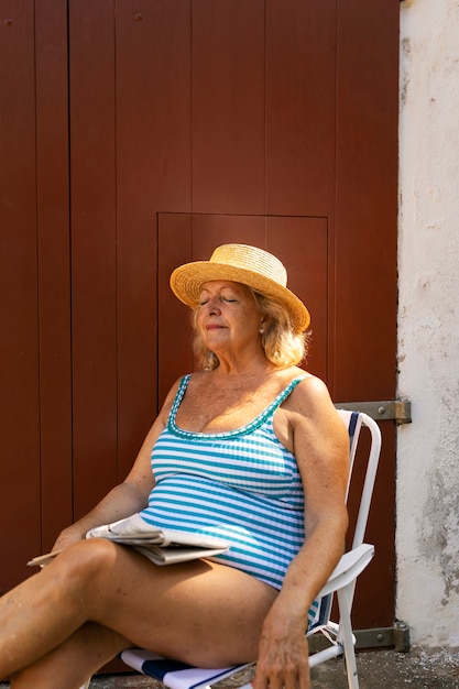 Les vieux s'amusent à la plage