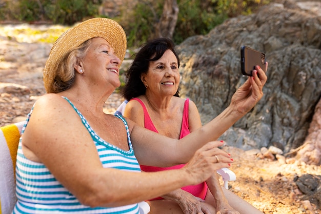 Photo gratuite les vieux s'amusent à la plage