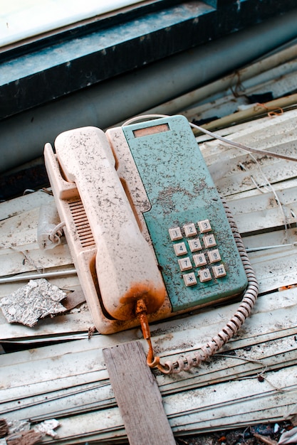 Photo gratuite un vieux téléphone rouillé à l'intérieur d'un bâtiment abandonné à wanli ufo village, taiwan