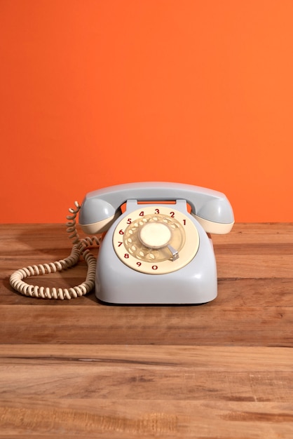 Vieux téléphone sur table en bois