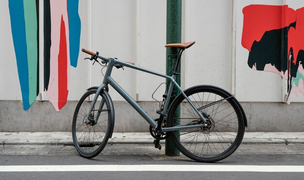 Vieux vélo avec des détails bruns