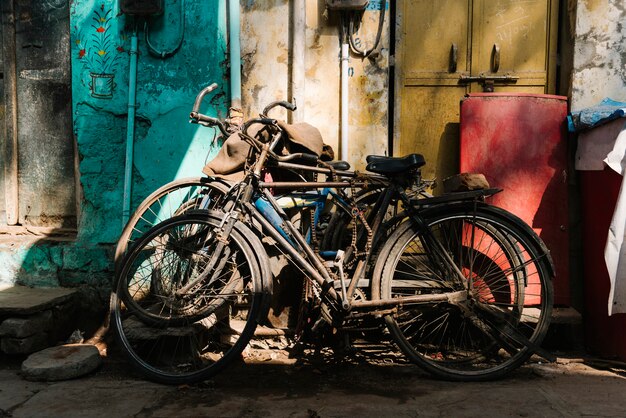 Vieux vélos cassés laissés à l&#39;extérieur de la maison