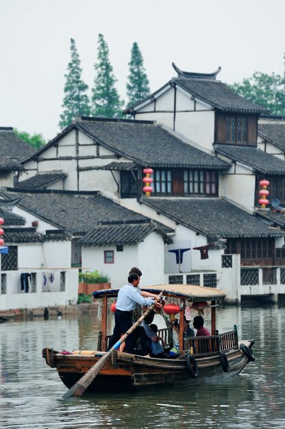 Vieux village au bord de la rivière à Shanghai avec bateau