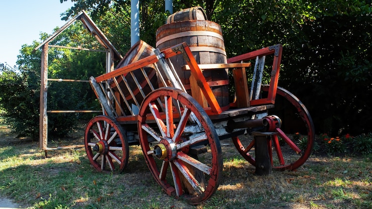 Photo gratuit un vieux wagon en bois avec des roues en bois et des barils à l'intérieur de varul cel mic, moldavie