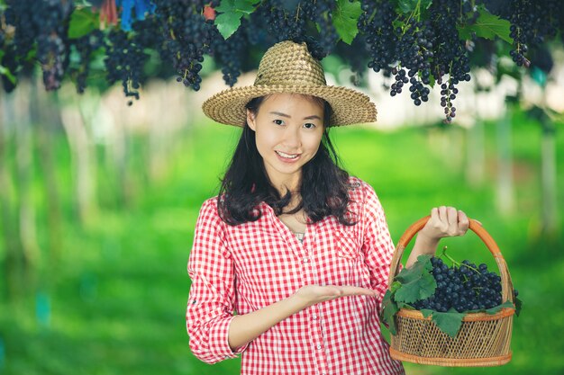 Les vignerons qui sourient et profitent de la récolte.