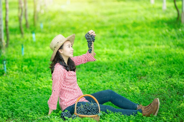 Les vignerons qui sourient et profitent de la récolte.