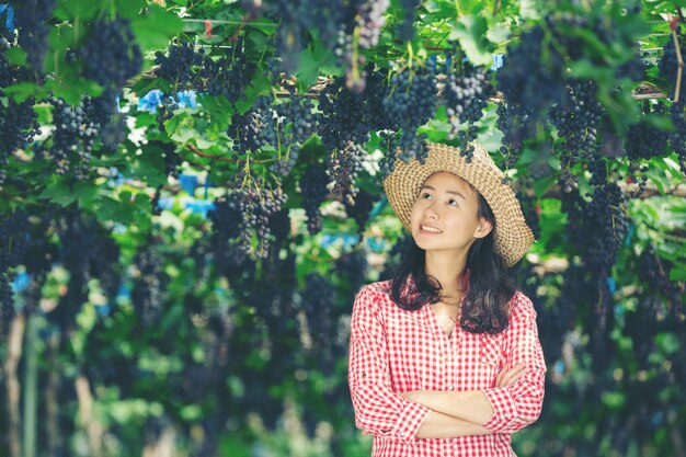 Les vignerons qui sourient et profitent de la récolte.