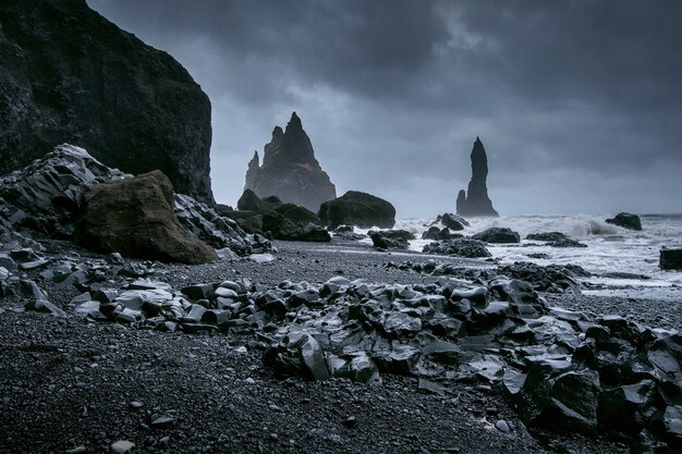 Vik et colonnes de basalte, plage de sable noir en Islande.