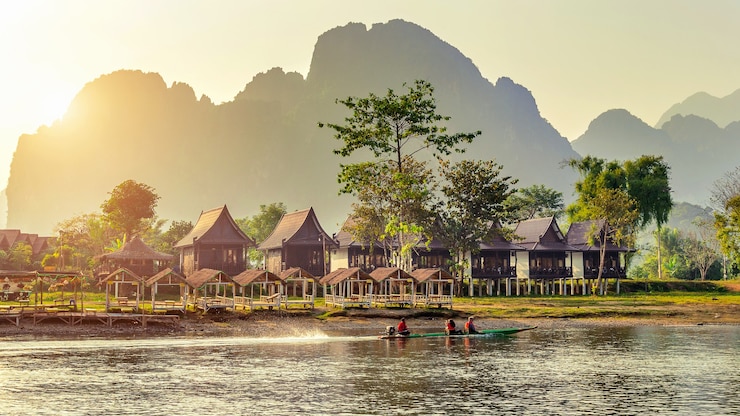 Photo gratuit village et bungalows le long de la rivière nam song à vang vieng, laos.