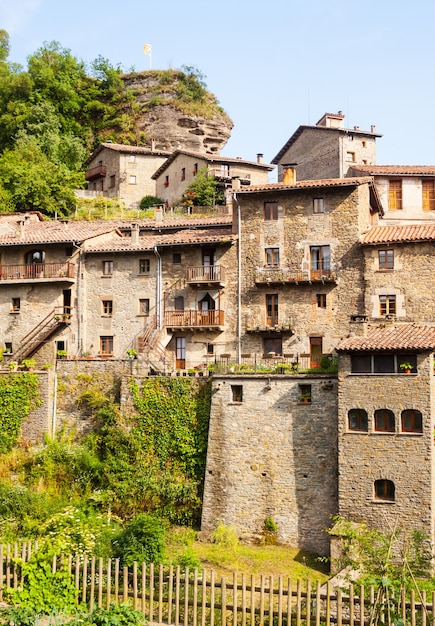 Village catalan médiéval en Pyrénées. Rupit