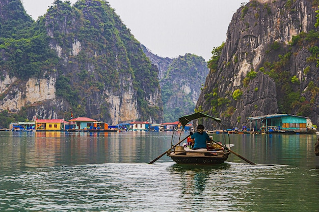 Photo gratuite un village de pêcheurs dans la baie d'ha long au viet nam