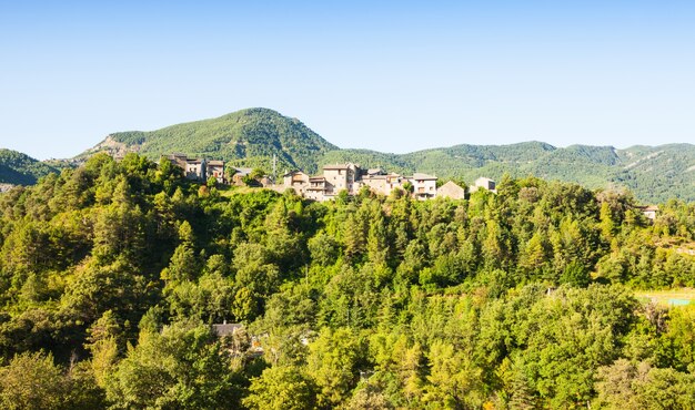 Village des Pyrénées en forêt. Puyarruego