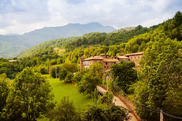 Photo gratuite village des pyrénées. noales, aragon