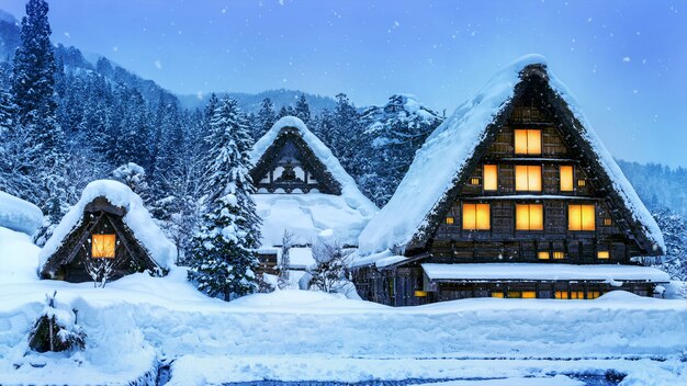 Village de Shirakawa-go en hiver, Japon.