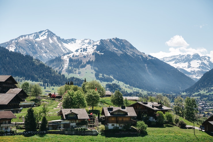 Photo gratuit village suisse sur de belles montagnes, autriche