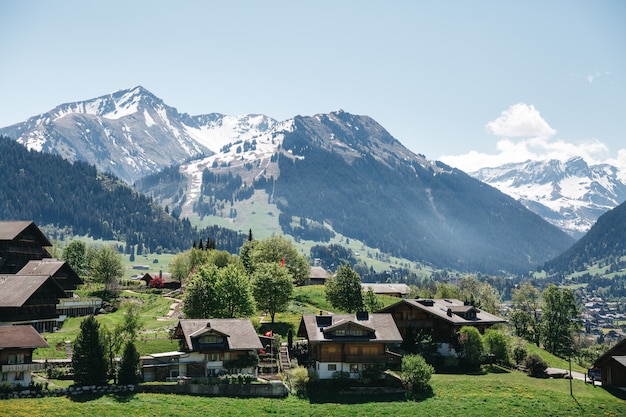 Village suisse sur de belles montagnes, Autriche