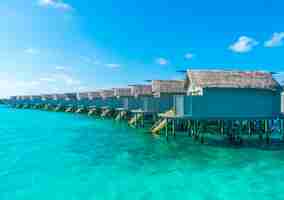 Photo gratuite des villas d'eau sur la mer calme dans l'île tropicale des maldives.