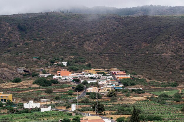 Ville au pied de la montagne