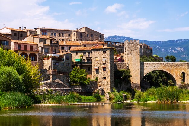 Ville médiévale sur les rives de la rivière