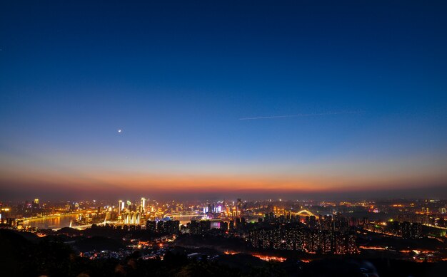 Ville moderne dans la nuit