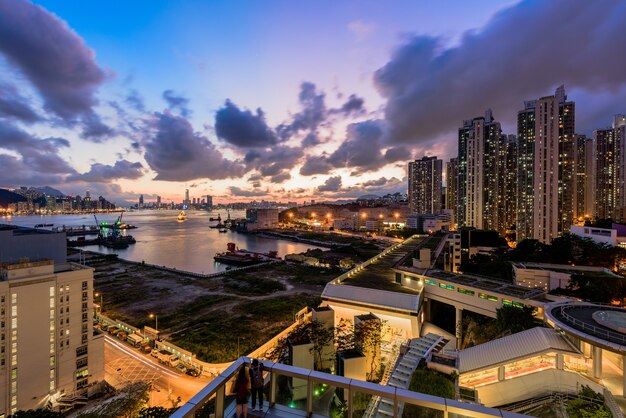 Ville moderne avec maisons et bâtiments au coucher du soleil