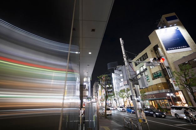 Ville la nuit avec des lumières vibrantes