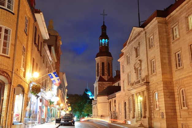 LA VILLE DE QUÉBEC, CANADA - 10 SEPTEMBRE : Vieille rue la nuit le 10 septembre 2012 à Québec, Canada. En tant que capitale de la province canadienne du Québec, c'est l'une des plus anciennes villes d'Amérique du Nord.