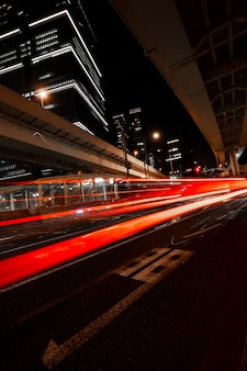 La ville de la vie nocturne scintille de lumière dans les rues