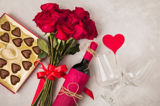Photo gratuite vin au chocolat délicieux et bouquet de roses