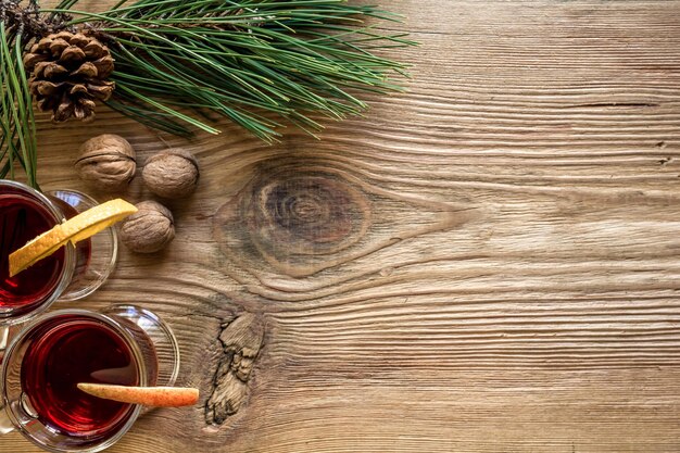 Photo gratuite vin chaud aux épices sur fond de bois. vue de dessus. nature morte. copiez l'espace. mise à plat