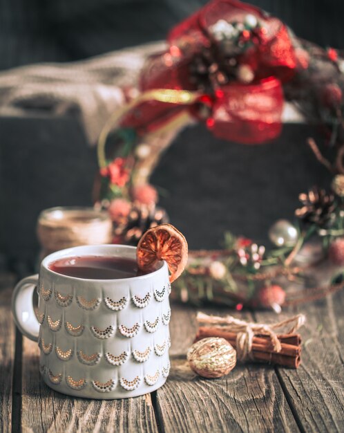 Vin chaud dans une tasse sur un fond en bois