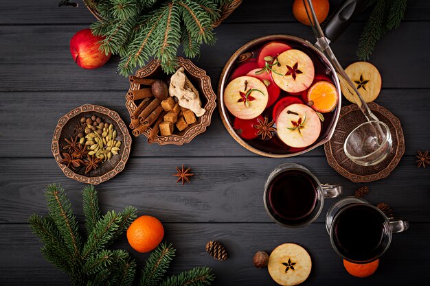 Vin chaud de Noël et épices. Mise à plat. Vue de dessus