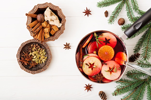 Vin chaud de Noël et épices. Mise à plat. Vue de dessus