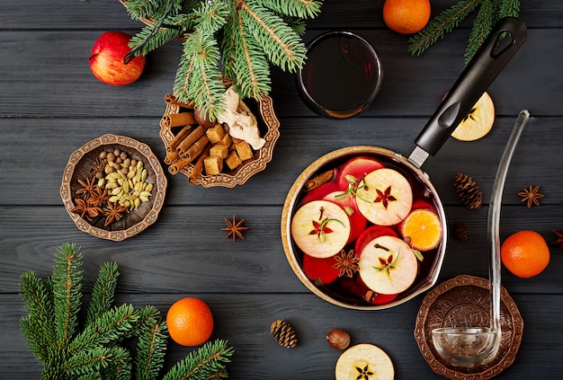 Vin chaud de Noël et épices.