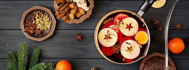 Photo gratuite vin chaud de noël et épices.