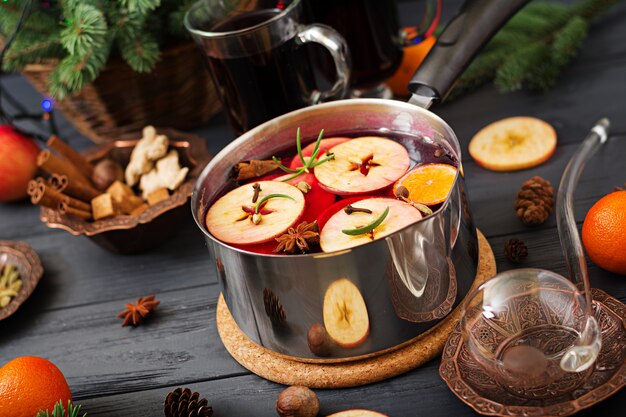 Vin chaud de Noël et épices.