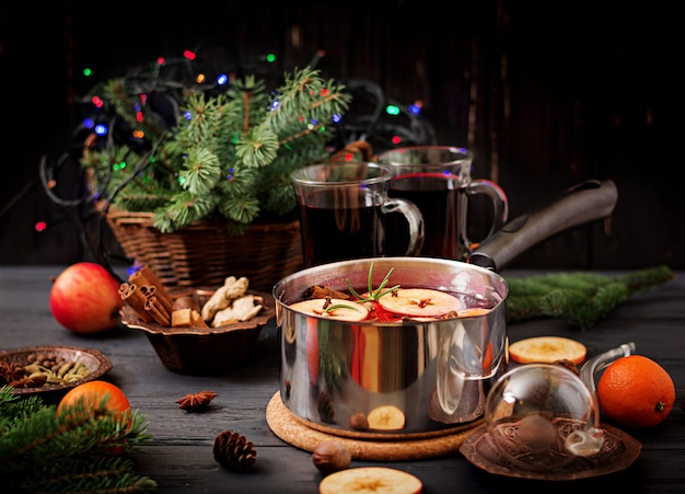 Vin chaud de Noël et épices.