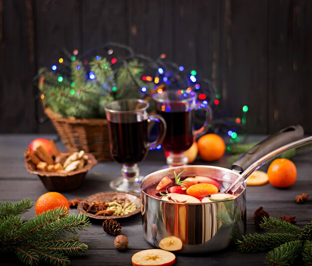 Vin chaud de Noël et épices.