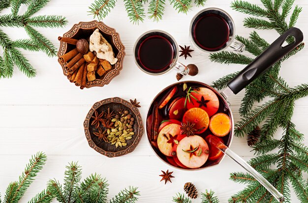 Vin chaud de Noël et épices.