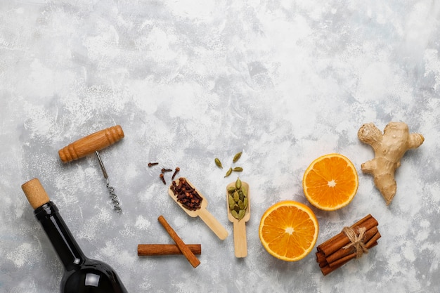 Photo gratuite vin glacé au vin chaud servi dans des verres pour table de noël avec orange et épices