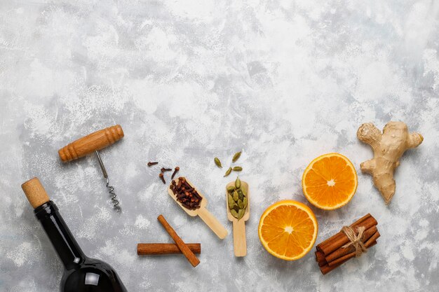 Vin glacé au vin chaud servi dans des verres pour table de Noël avec orange et épices