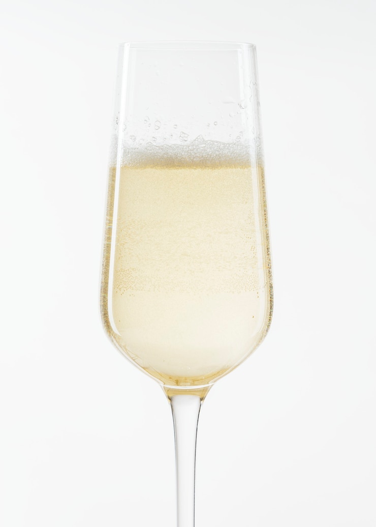 Photo gratuit vin mousseux blanc dans un gros plan de verre