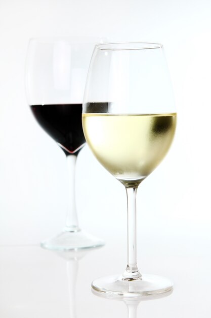 Vin rouge et blanc dans des verres