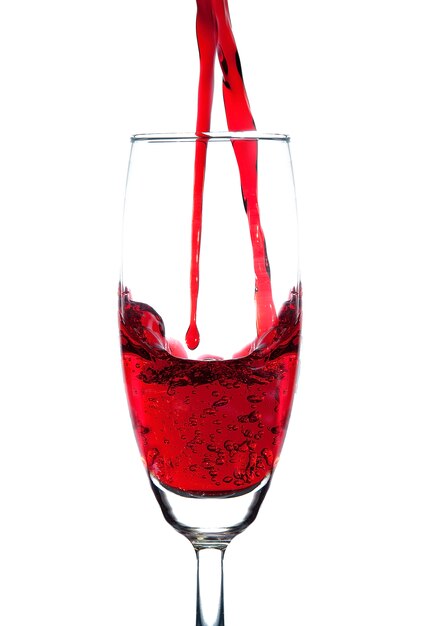 vin rouge du double versant dans un verre de champagne